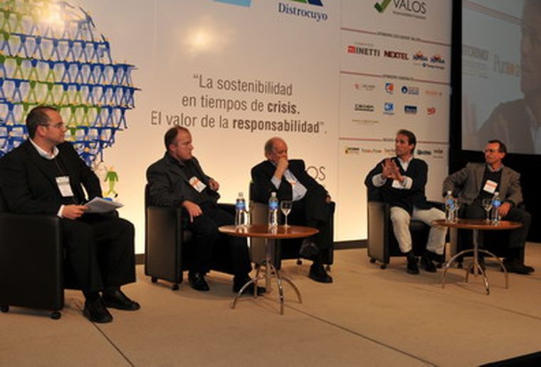 Alfredo Kasdorf, Carlos Crotta, Guillermo Csarotti y Norberto Taranto disertaron sobre ¿cómo afrontamos contextos adversos? Foto: Gerardo Gómez/MDZ