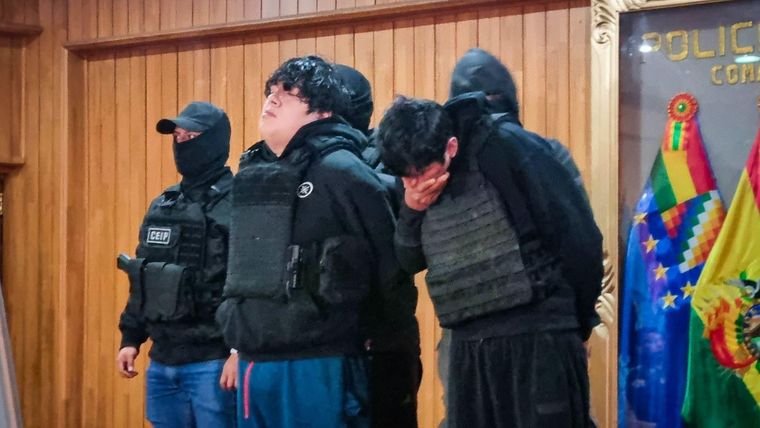 "Jhonsson Pulpo" (a la izquierda) y Gabriel Alexander Saúl Mendocilla Gómez (a la derecha) tras ser capturados en La Paz.