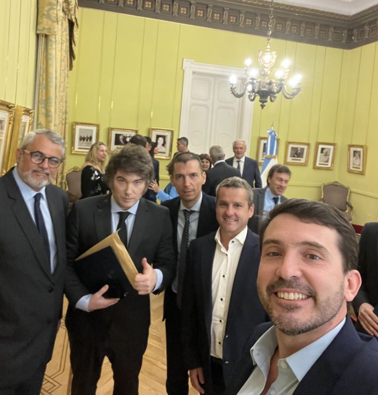Martín Arjol (al frente) junto a Javier Milei y el resto de los 