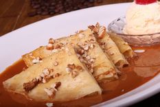 Prepara deliciosas crepas de cajeta flameadas en pocos pasos y enamórate de su sabor.