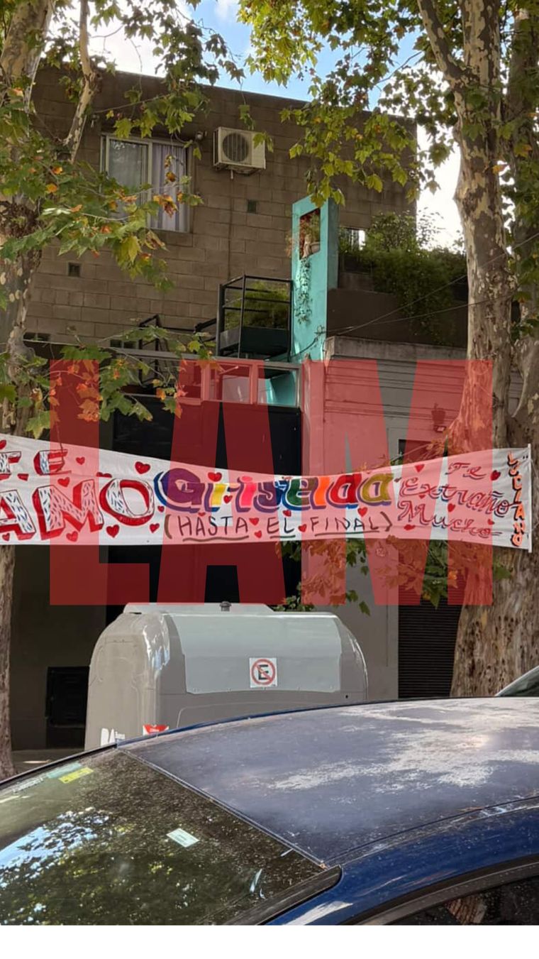 El pasacalles que Luciano Castro instal&oacute; en la puerta de Griselda Siciliani para pedir perd&oacute;n.