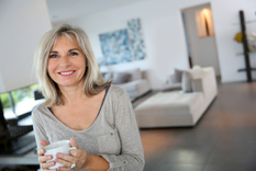 Las mujeres mayores de 50 años con el correr de los años han cambiado su estilo animándose a looks más juveniles. Foto: Shutterstock