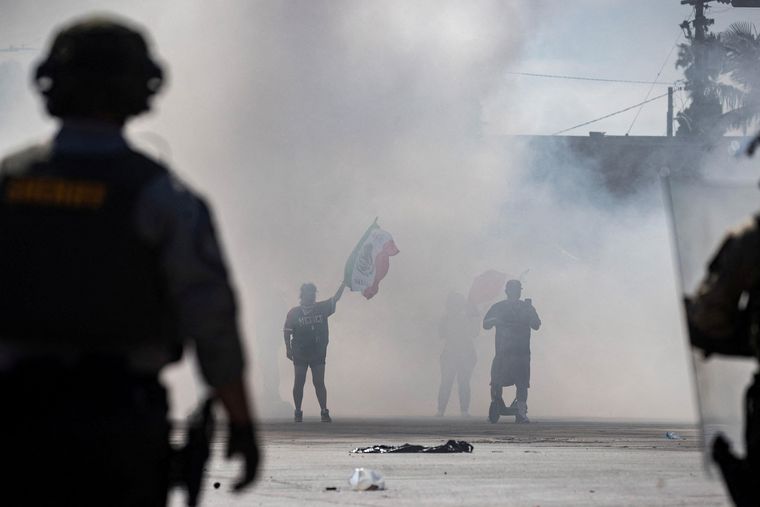 Los agentes federales respondieron usando granadas de estruendo y gas pimienta.