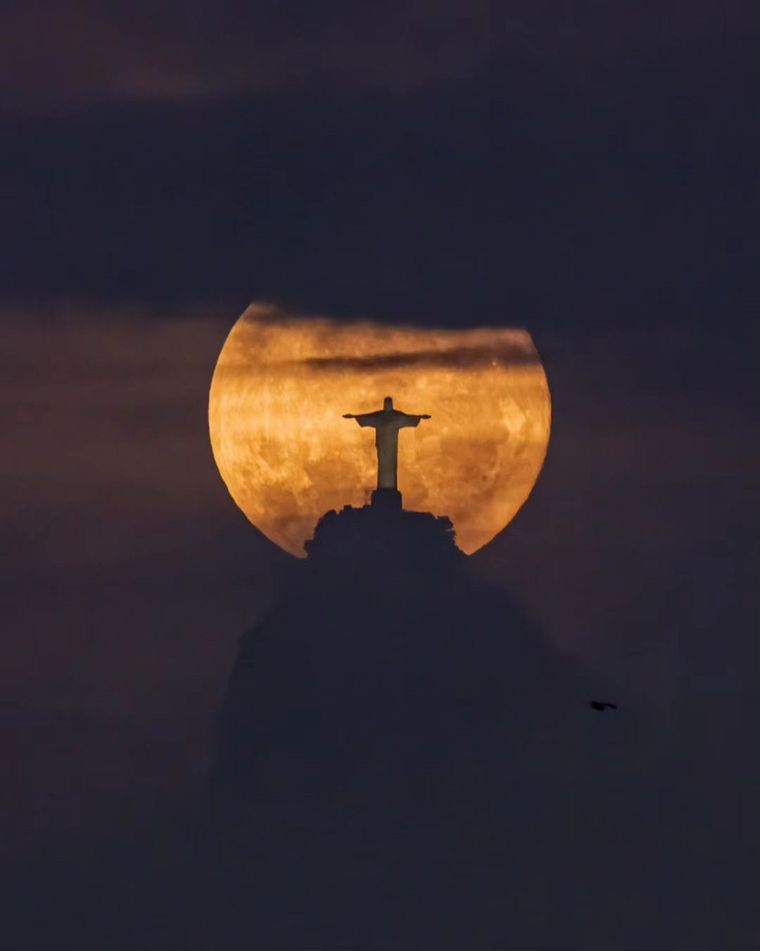 La Luna Azul sobre uno de los puntos icónicos de Brasil Foto: Leonardo Sens