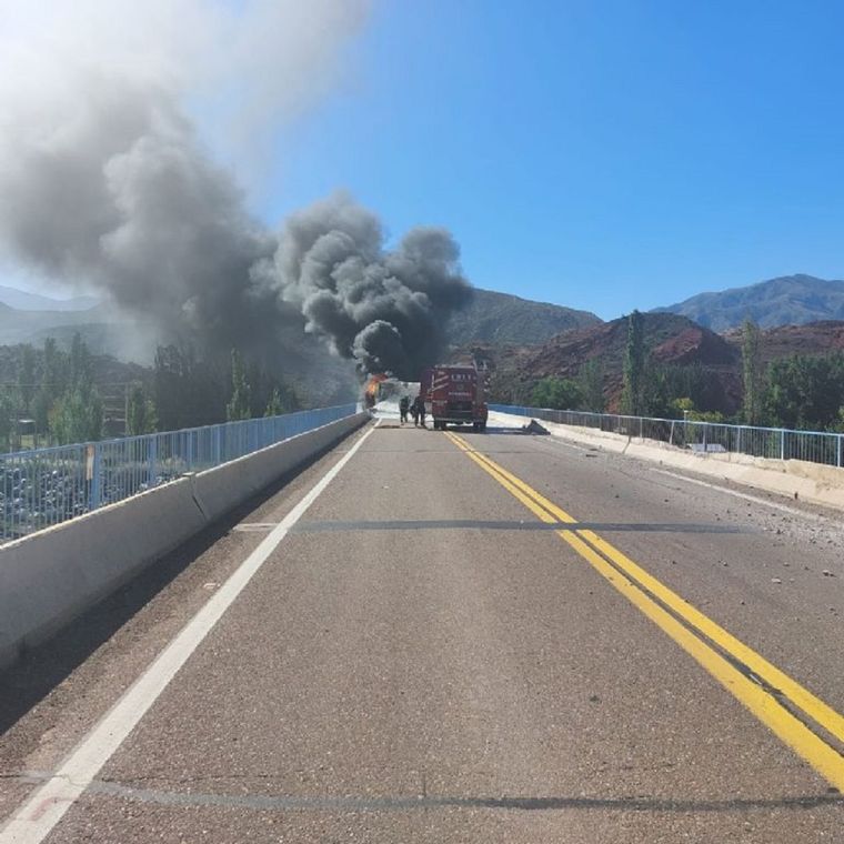 El chofer afortunadamente logró escapar de las llamas