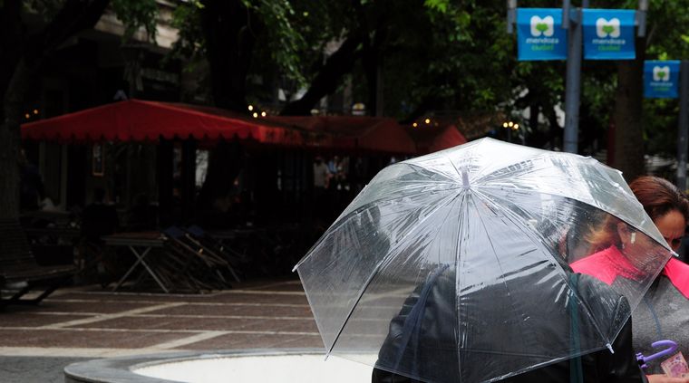 El SMN anuncia fuertes tormentas acompañadas de granizo para 6 provincias argentinas. Foto: ALF PONCE MERCADO / MDZ