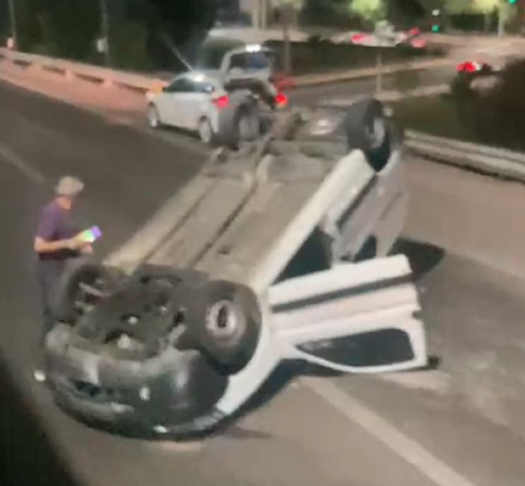 Una camioneta volcó en Acceso Este y Sarmiento en Guaymallén Foto: Captura de video / Gentileza Marcelo Aguilar