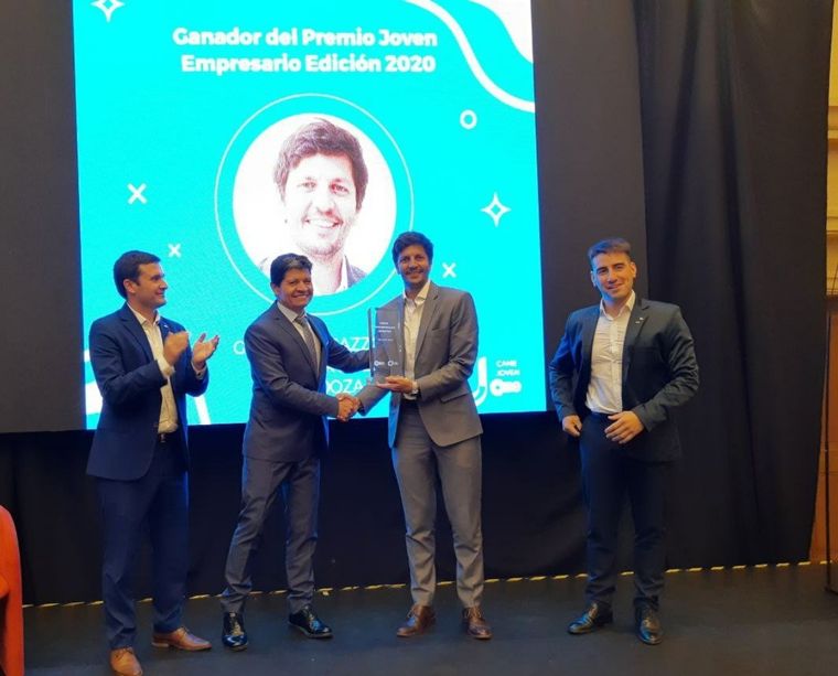 El mendocino Regazzone recibiendo el Premio Joven Empresario Argentino
