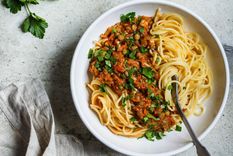 caseros y veganos: fideos con salsa bolonesa ¡sencillos y muy tentadores!