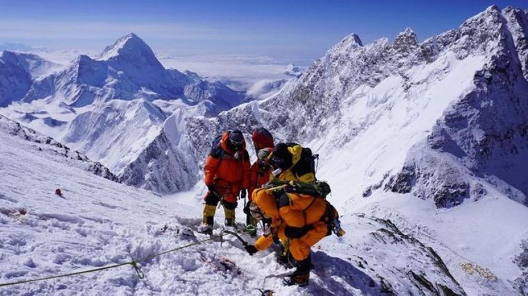El equipo de limpieza retiró cuatro cadáveres de los Himalayas en una operación realizada este año. Foto: TSHIRING JANGBU SHERPA