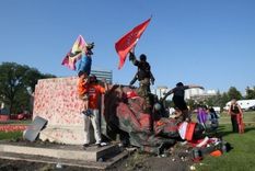 La estatua de la reina Victoria fue embadurnada de pintura roja antes de ser derribada. Foto: Reuters