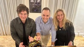 Manuel Adorni, junto a Karina y Javier Milei Foto: X (@LLibertadAvanza)