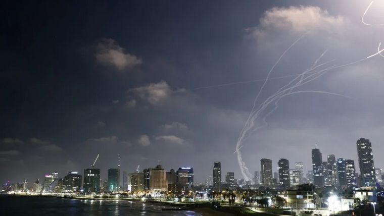 Proyectiles sobrevolaron el cielo de Tel Aviv en la noche del viernes.