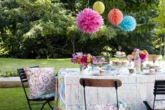 Atando adornos a las ramas de las árboles se prepara un escenario ideal para una cena al aire libre bajo acompañado de luces de colores. Foto: Future