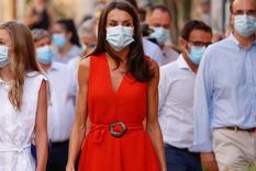 bellisima: la reina letizia cautivo con un hermoso vestido rojo