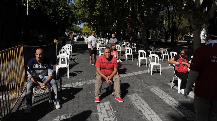 Los jubilados esperaban ser atendidos en los bancos. Foto: ALF PONCE / MDZ