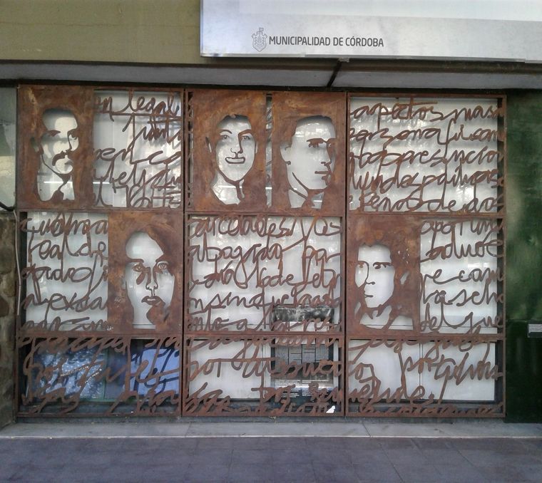 Correo clandestino. Mural escultórico de Adrián Manavella en la Municipalidad de Córdoba con imágenes de trabajadores desaparecidos y fragmentos de la carta clandestina. Foto: Gentileza Libro Filosofía. Adrían Manavella.