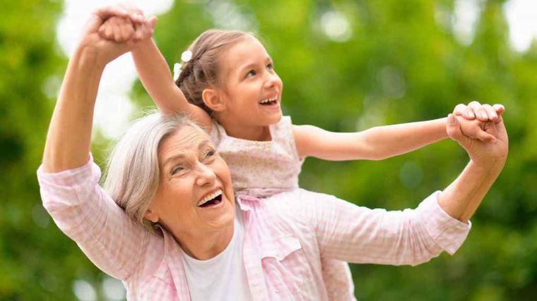 No hay nada comparado con el amor que se sienten los abuelos por sus nietos Foto: Shutterstock