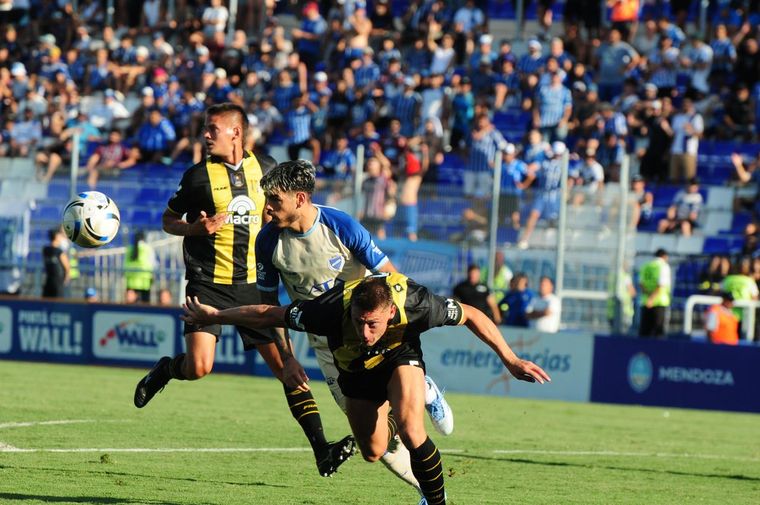 Godoy Cruz chocó con la defensa de Madryn. Godoy Cruz chocó con la defensa de Madryn.