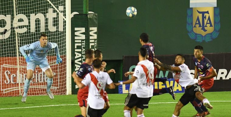 Milton Alvez cabeceó a gol pero no lo cobraron. Foto: Olé