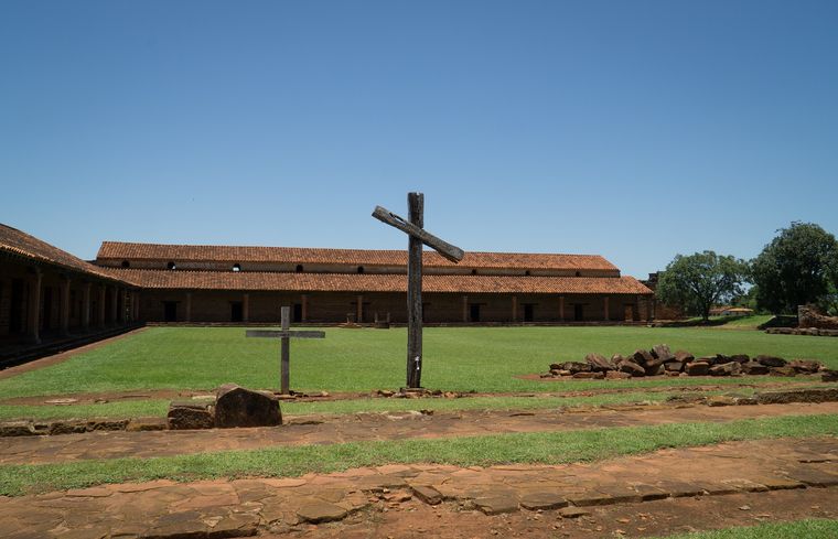 El distrito forma parte de dos rutas turísticas: la Ruta Jesuítica y la Ruta de la Yerba Mate. El distrito forma parte de dos rutas turísticas: la Ruta Jesuítica y la Ruta de la Yerba Mate.