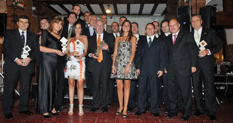 Todos los ganadores de las distintas categorías en una foto para el recuerdo, junto al gobernador Jaque. Foto: Gerardo Gómez / MDZ