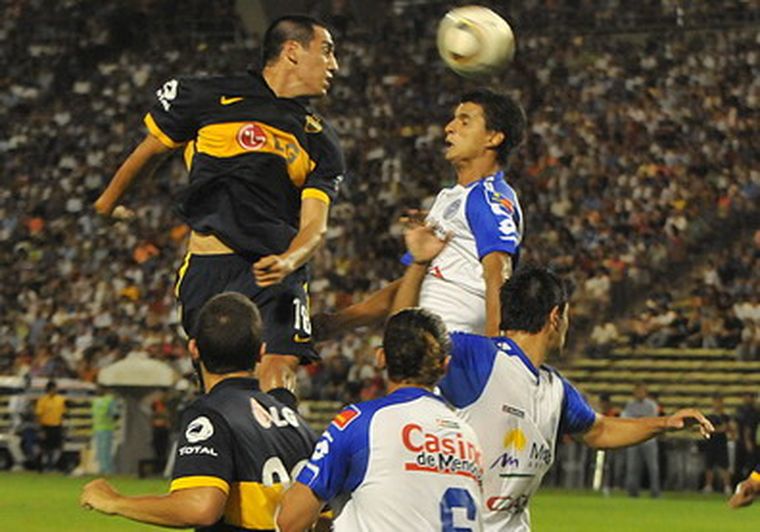 Monzón intercepta el balón con su testa, mientras que Curbelo cierra los ojos en el salto. Foto: Nacho Gaffuri / MDZ