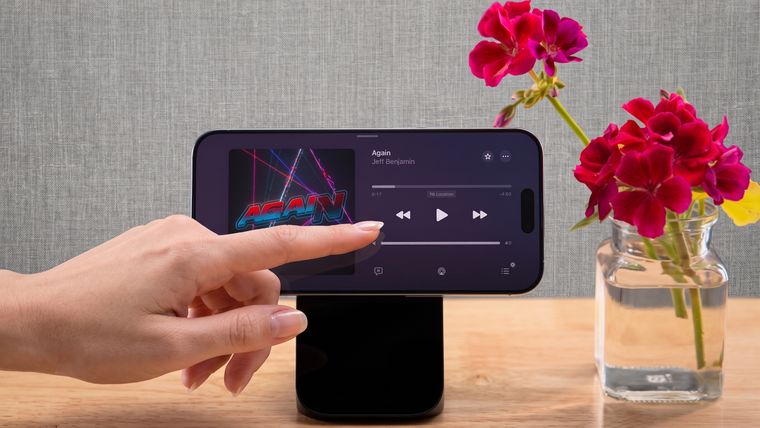 La interfaz adaptada a modo horizontal optimiza la visualización del iPhone sobre el escritorio. La interfaz adaptada a modo horizontal optimiza la visualización del iPhone sobre el escritorio.