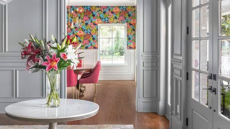 Pasillo que se caracteriza por su pintura con brillo suave para reflejar la luz. Foto: Etch Design Group