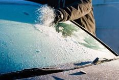 Limpiar el hielo del limpiaparabrisas puede ser todo un desafío.