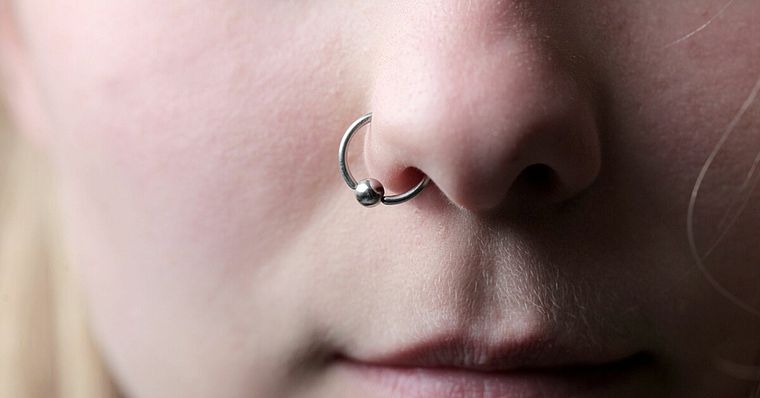 Descubre el significado de tocarse la nariz en una conversación Foto: Shutterstock