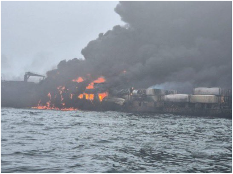 Según la Guardia Costera aún se desarrolla el incendio Foto: X