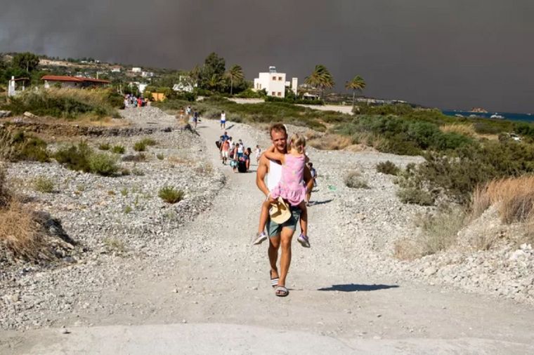 Los incendios tienen lugar en medio de la temporada de mayor actividad turística en Grecia. Foto: GETTY IMAGES