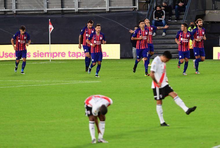 San Lorenzo festeja, Enzo Pérez se lamenta mirando al piso Foto: Télam