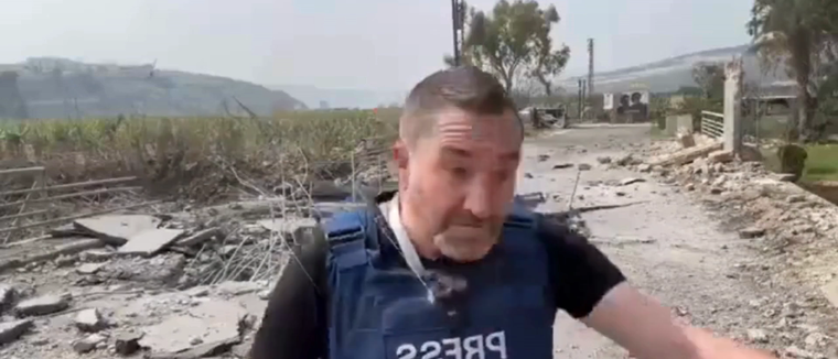 El periodista británico Steve Sweeney segundos antes del impacto.