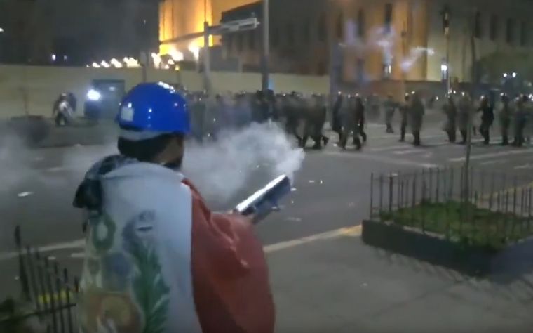 Manifestantes protagonizaron choques con la Policía frente al Congreso peruano.