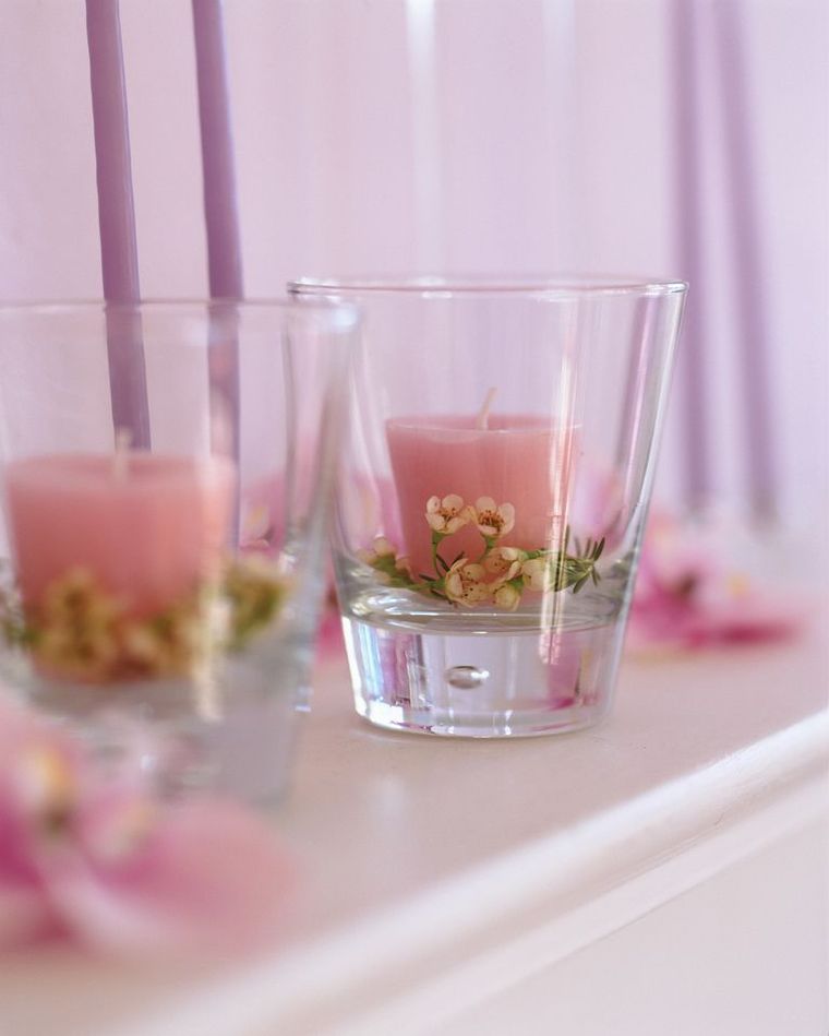 7. Las velas son un elemento esencial para una mesa elegante en una cena. Para un estilo clásico, elegir candelabros a juego con velas y colócarlas a lo largo de la mesa. Las velas pequeñas en portavelas de colores o transparentes crearán un ambiente agradable. Créditos: Future/Simon Whitmore. 7. Las velas son un elemento esencial para una mesa elegante en una cena. Para un estilo clásico, elegir candelabros a juego con velas y colócarlas a lo largo de la mesa. Las velas pequeñas en portavelas de colores o transparentes crearán un ambiente agradable. Créditos: Future/Simon Whitmore.