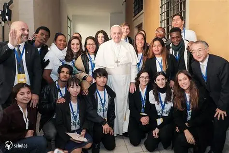 Hemos convocado desde Scholas y la Universidad del Sentido, creada por el Papa Francisco, a estudiantes palestinos e israelíes y jóvenes judíos, musulmanes y cristianos. Hemos convocado desde Scholas y la Universidad del Sentido, creada por el Papa Francisco, a estudiantes palestinos e israelíes y jóvenes judíos, musulmanes y cristianos.