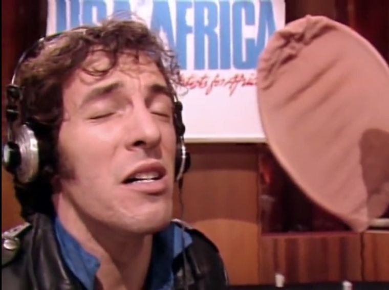 Bruce Springsteen haciendo fuerza mientras le mete al estribillo.