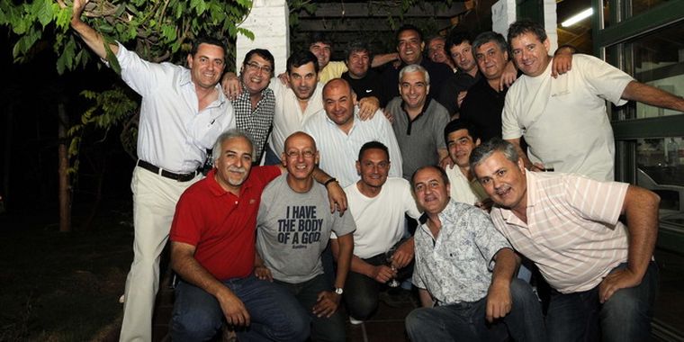 Amigos por siempre. Los muchachos se diviertieron hasta la madrugada haciendo honor a la camaradería y la amistad. Foto: Alf Ponce / MDZ