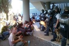 debaten la mineria en chubut y denuncian represion