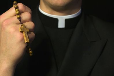 MDZol | Secreto en la sotana El religioso explicó que la persona que lo acompañaba lo estaba ayudando.