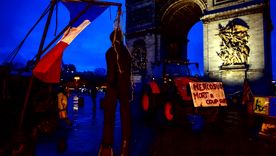 Tractores en París: protestas de agricultores de la Unión Europea por el acuerdo con el Mercosur. Foto Efe Tractores en París: protestas de agricultores de la Unión Europea por el acuerdo con el Mercosur. Foto Efe