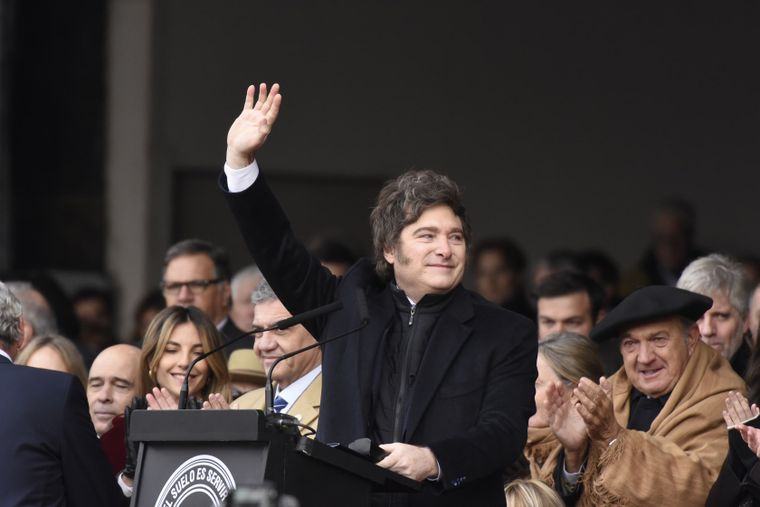 El modelo prevé crecimiento económico, baja del desempleo y reducción de la pobreza.