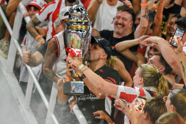 Verón sostuvo la copa desde la tribuna, a donde se la llevaron los jugadores de Estudiantes.