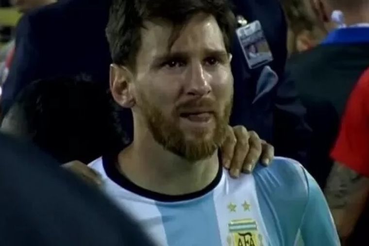 En medio de fuertes críticas, Messi anunció en 2016 su renuncia a la Selección. En medio de fuertes críticas, Messi anunció en 2016 su renuncia a la Selección.