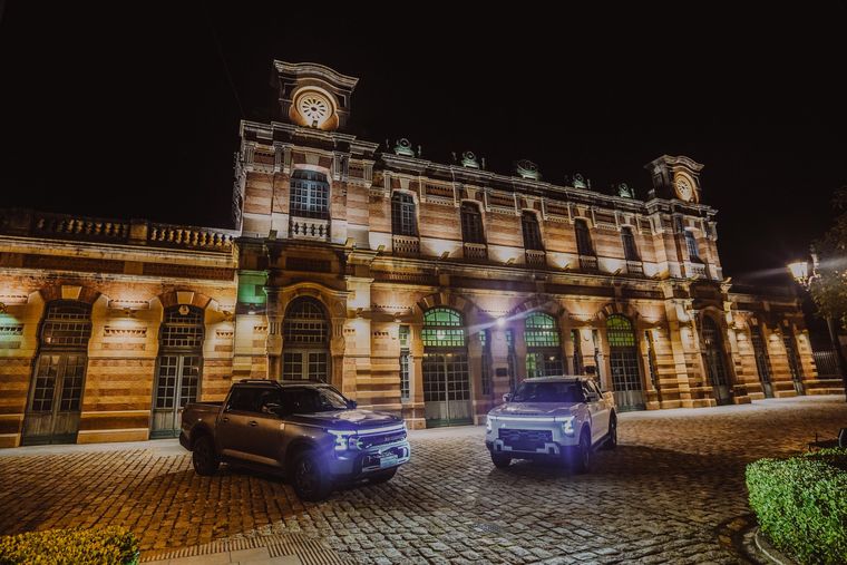 La nueva Santana 400 debuta en versiones PHEV y diésel como la gran pick-up que marca el retorno productivo de Santana en Linares.
