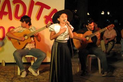 MDZol | Luz Anabel Blanco abrió con su canto el certamen.