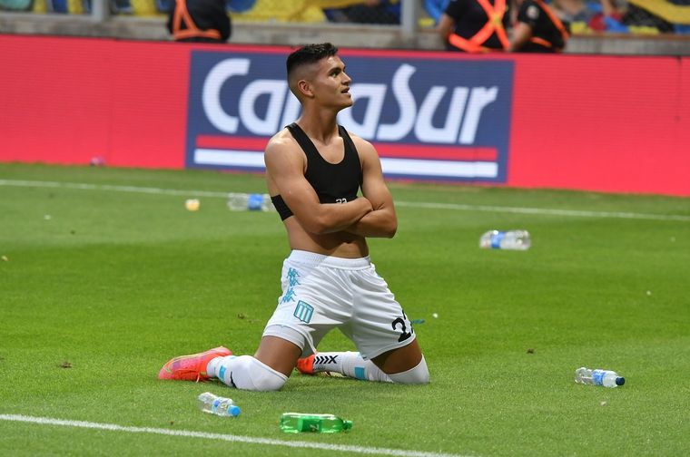 Carlos Alcaraz festeja el gol de la consagración. Foto: Télam