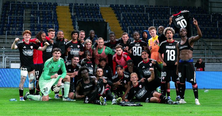 El festejo de los jugadores de Racing de Estraburgo en Dinamarca, tras vencer al Brondby y clasificar a la UEFA Conference League 2025/26. El festejo de los jugadores de Racing de Estraburgo en Dinamarca, tras vencer al Brondby y clasificar a la UEFA Conference League 2025/26. 